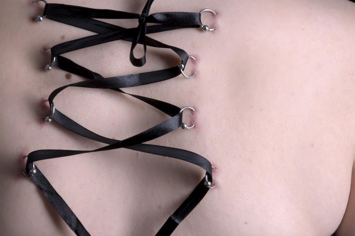 1200-18611838-corset-piercing.jpg