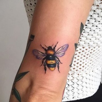 1652075941_18-o-tendencii-com-p-tatu-pchela-foto-18