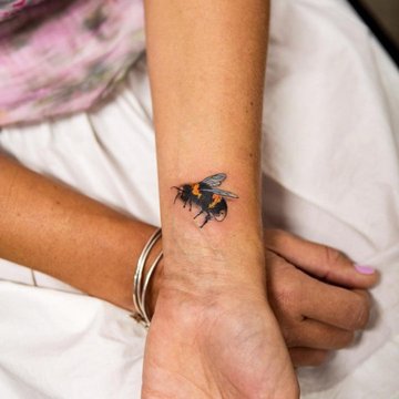 1652075969_9-o-tendencii-com-p-tatu-pchela-foto-9