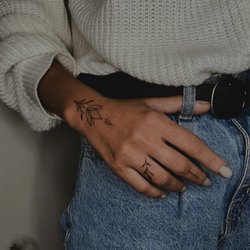 Тату на запястье