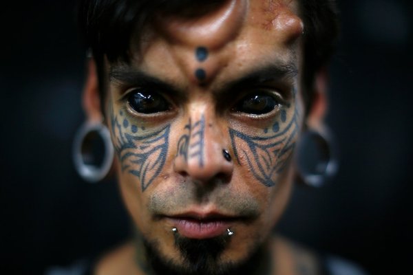 2015-02-02T160845Z_01_CAR105_RTRIDSP_3_VENEZUELA-TATTOOS-FESTIVAL