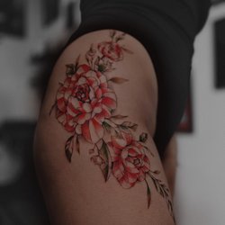 Женские татуировки на бедрах