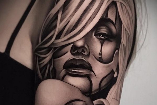 Художественная-тату-с-портретом-девушки-которая-снимает-маску-07012020-tatufoto.com_.jpg