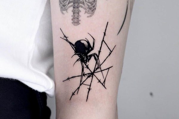 Татуировка-паутина-с-черными-чернилами..jpg