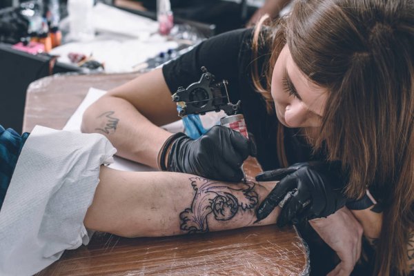 depositphotos_185920050-stock-photo-female-tattoo-master-during-work.jpg
