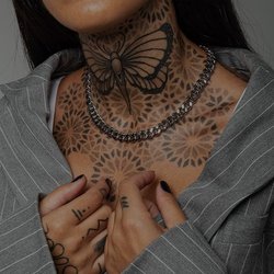 Женские тату на шее