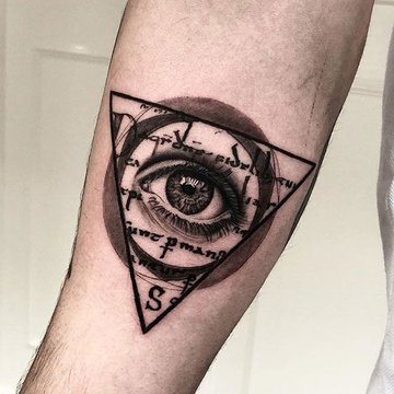 glaz-vnutri-treugolnika-i-kruga-muzhskaya-tatu-na-ruke-750x563.jpg