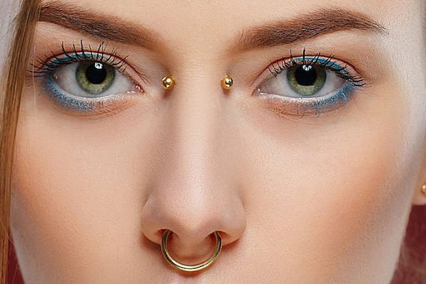 img_1614685156_395_woman_with_blue_lipstick_and_a_bridge_piercing.jpg