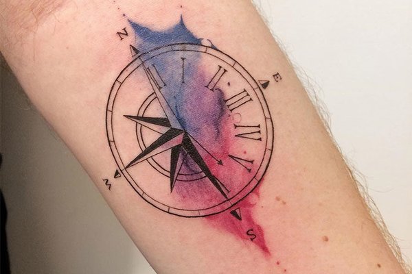 kompas-chasy-akvarel-muzhskaya-tatu-na-predpleche-750x563.jpg