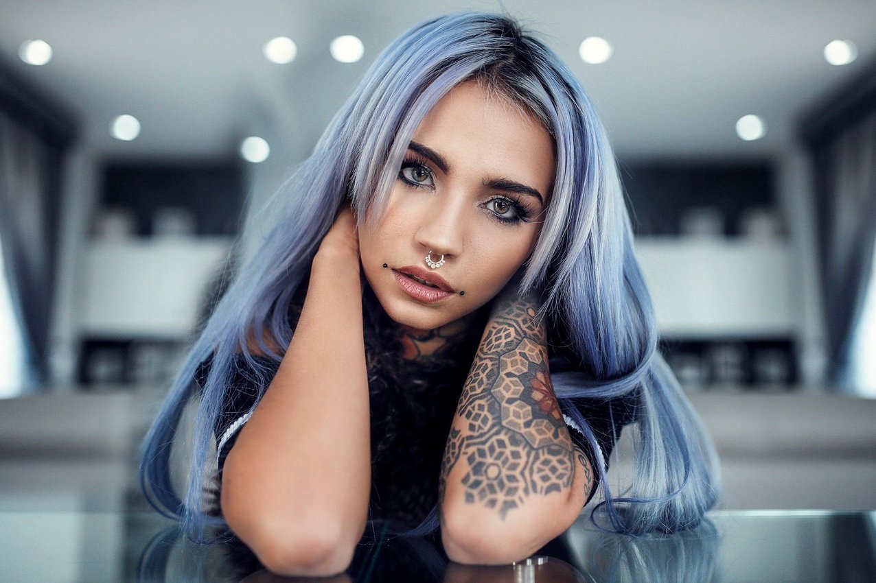 krasivaia-model-tatu-pirsing-golubye-volosy-glaza-beautiful.jpg