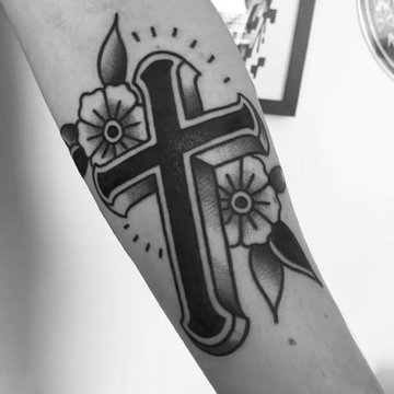 mens-traditional-cross-tattoo-ideas.jpg