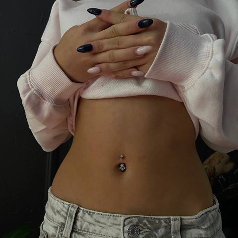 Пирсинг пупка - выразительный акцент на линии тела. Точное выполнение, стерильные условия и комфортное заживление.