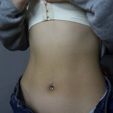 Пирсинг пупка - аккуратный акцент, подчёркивающий линию живота. Точное выполнение, стерильные условия и стабильное заживление.