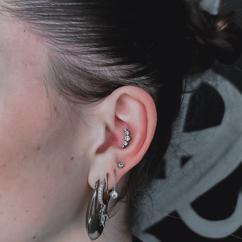 Комбинация конча и проколов мочки создаёт выразительный и многослойный акцент. Точное выполнение, стерильные условия и комфортное заживление.