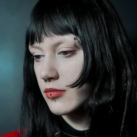 Пирсинг брови, септум и лабрет -  выразительный и яркий образ. Точная установка , комфортное заживление и стабильный результат. Работа была выполнена за 20 минут.