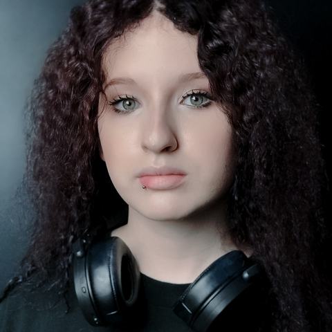 Лабрет - минималистичный пирсинг нижней губы, который мягко подчёркивает черты лица. Точная установка, стерильные условия и стабильное заживление.