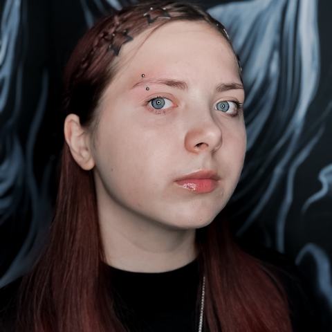 Пирсинг брови - выразительный акцент в верхней части лица. Точное выполнение, стерильные условия и стабильное заживление. Работа была выполнена за 10 минут.