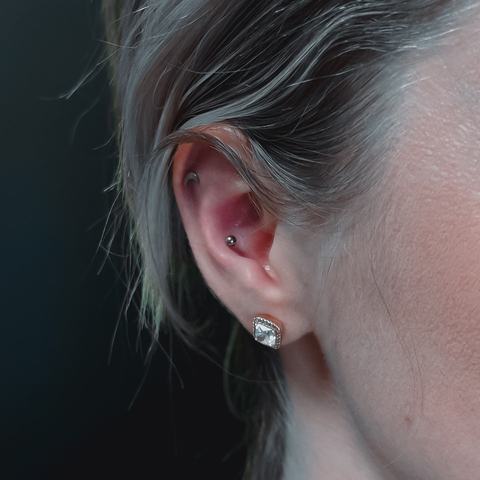 Пирсинг хряща уха - аккуратный акцент с естественным видом. Точное выполнение, стерильные условия и стабильное заживление.