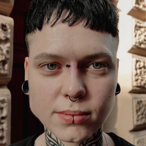 Комбинация бриджа, септума и вертикального лабрета создаёт смелый и выразительный образ. Точное выполнение, стерильные условия и контролируемое заживление обеспечивают стабильный результат.