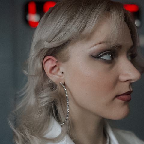 Хеликс - аккуратный пирсинг верхнего хряща, который дополняет образ. Точное выполнение, стерильные условия и комфортное заживление.