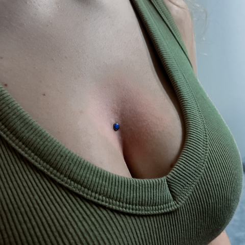 Микродермал - точечный пирсинг с минималистичным акцентом на коже. Аккуратная установка, стерильные условия и стабильная фиксация.