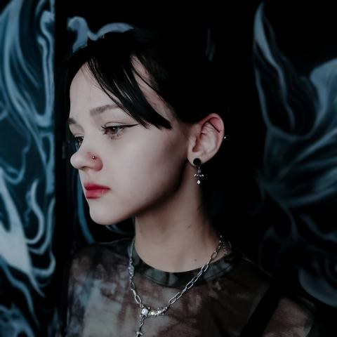 Нострил - аккуратный пирсинг крыла носа, который подчёркивает черты лица. Точное выполнение, стерильные условия и комфортное заживление.