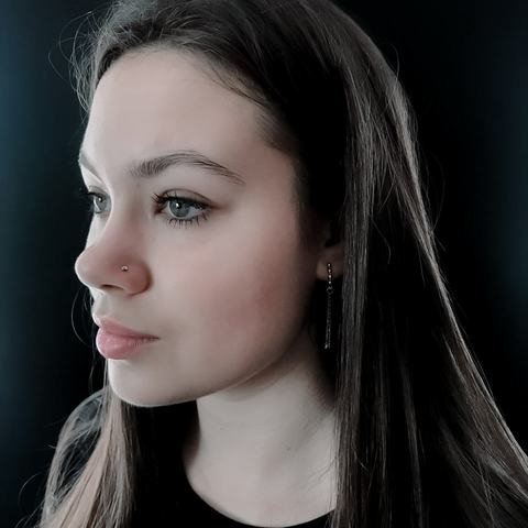 Нострил - аккуратный пирсинг крыла носа с минималистичным акцентом. Точное выполнение, стерильные условия и комфортное заживление.