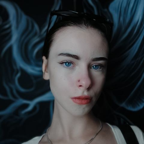 Нострил - деликатный пирсинг крыла носа, который подчёркивает черты лица. Точное выполнение, стерильные условия и комфортное заживление.