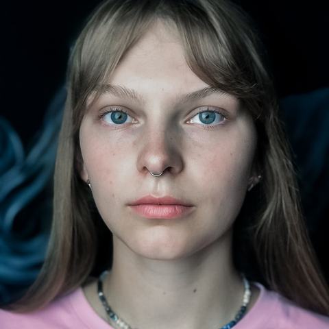 Септум - аккуратный пирсинг перегородки носа, который подчёркивает симметрию лица. Точное выполнение, стерильные условия и комфортное заживление.