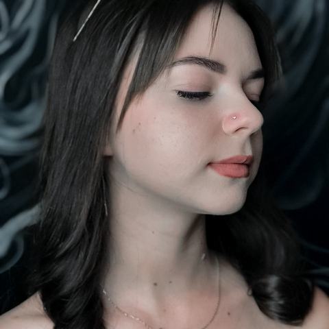 Нострил - деликатный пирсинг крыла носа с аккуратным акцентом. Точное выполнение, стерильные условия и комфортное заживление.