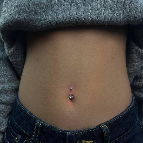 Пирсинг пупка - изящный акцент, подчёркивающий линию тела. Точное выполнение, стерильные условия и стабильное заживление.