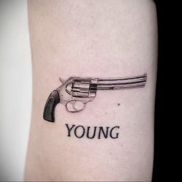 пример-рисунка-тату-револьвер-на-фото-16.02.2021-№0009-tattoo-revolver-tatufoto.com-.jpg
