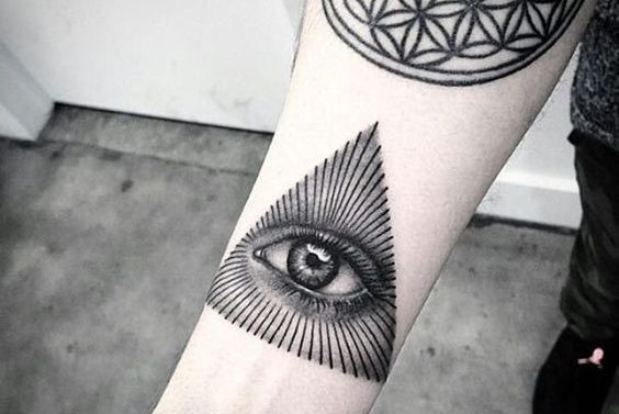 vsevidyasheye-oko-tatu-na-zapyastye-glaz-b-treugolnike-oz-liniy.jpeg